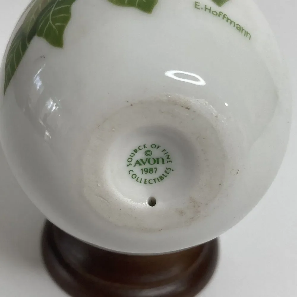 Avon GIFTS OF NATURE Porcelain Egg 1987‎ Winter's Treasure X-Mas Decor Vintage